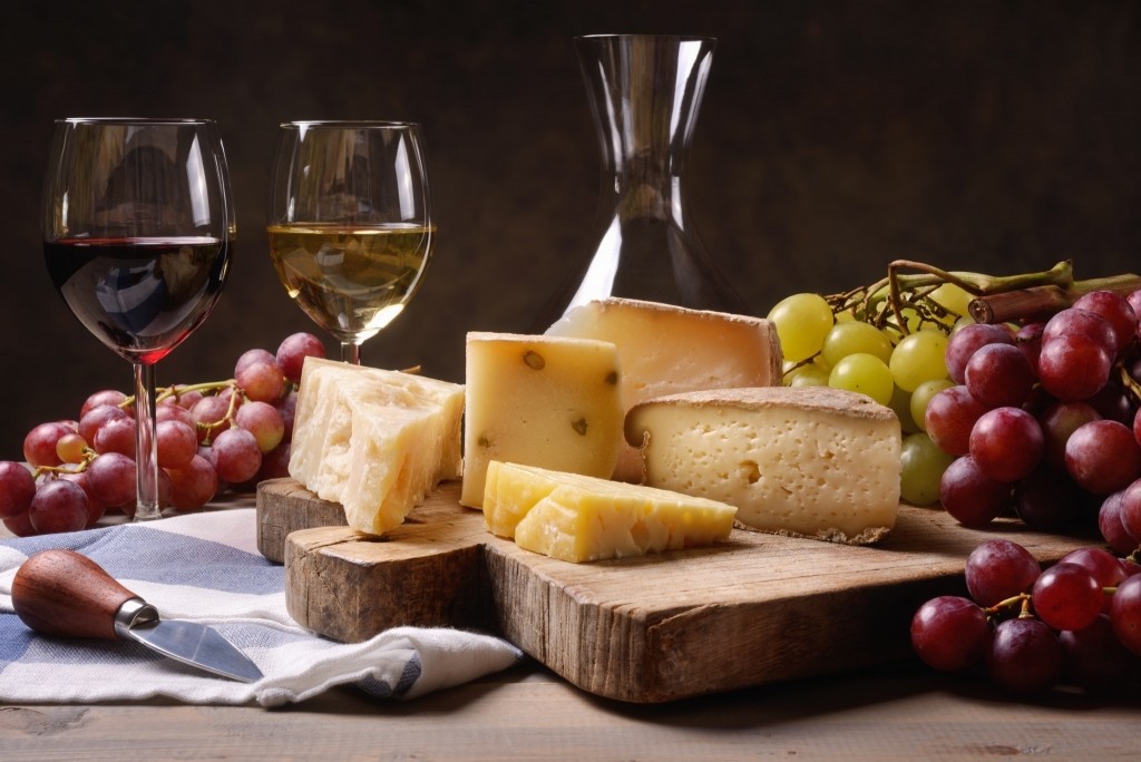 Wine,,Cheeses,And,Grapes,In,A,Vintage,Setup.